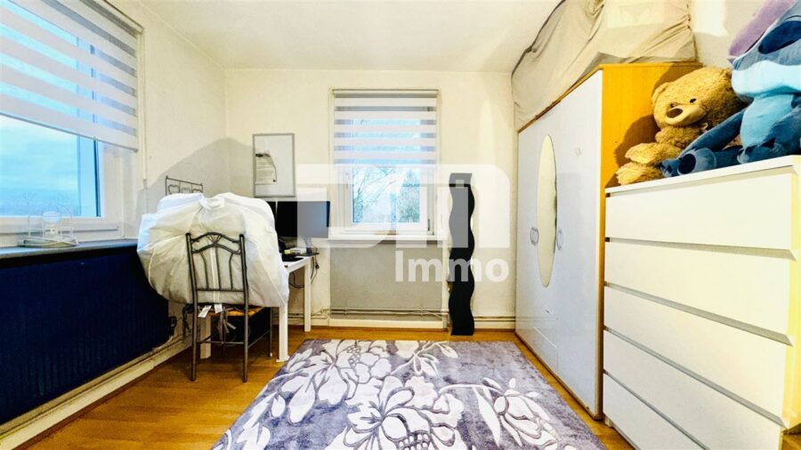 Schönes Ein- bis Zweifamilienhaus mit Gartenbereich, Terrasse + Balkon und Doppelgarage - OG Schlafzimmer / Kinderzimmer